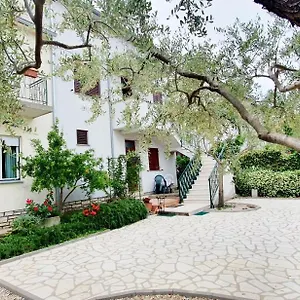 cecillia-mare-apartments.in-istria.net/